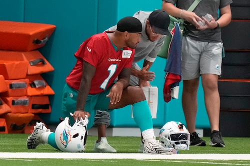 Miami Dolphins coach Mike McDaniel talks to quarterback Tua Tagovailoa at training camp